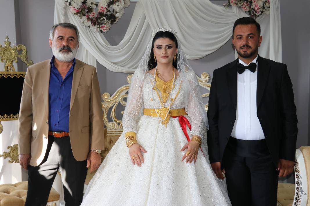 5 saat süren takı töreni! Takılanlar dudak uçuklattı 1