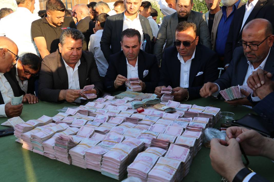 5 saat süren takı töreni! Takılanlar dudak uçuklattı 2