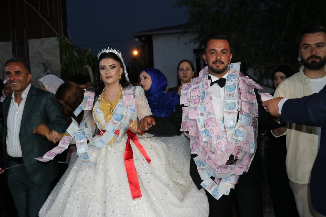 5 saat süren takı töreni! Takılanlar dudak uçuklattı 3