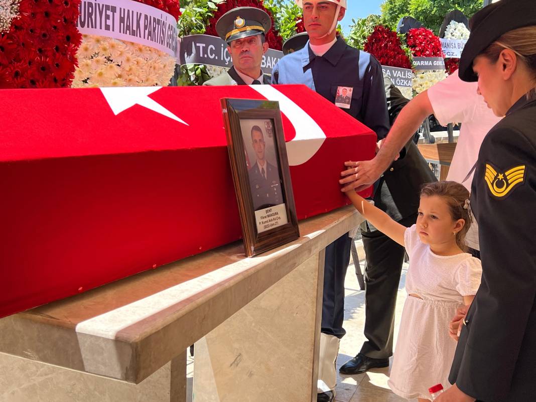 Türkiye şehitlerini son yolculuğuna uğurluyor! 11