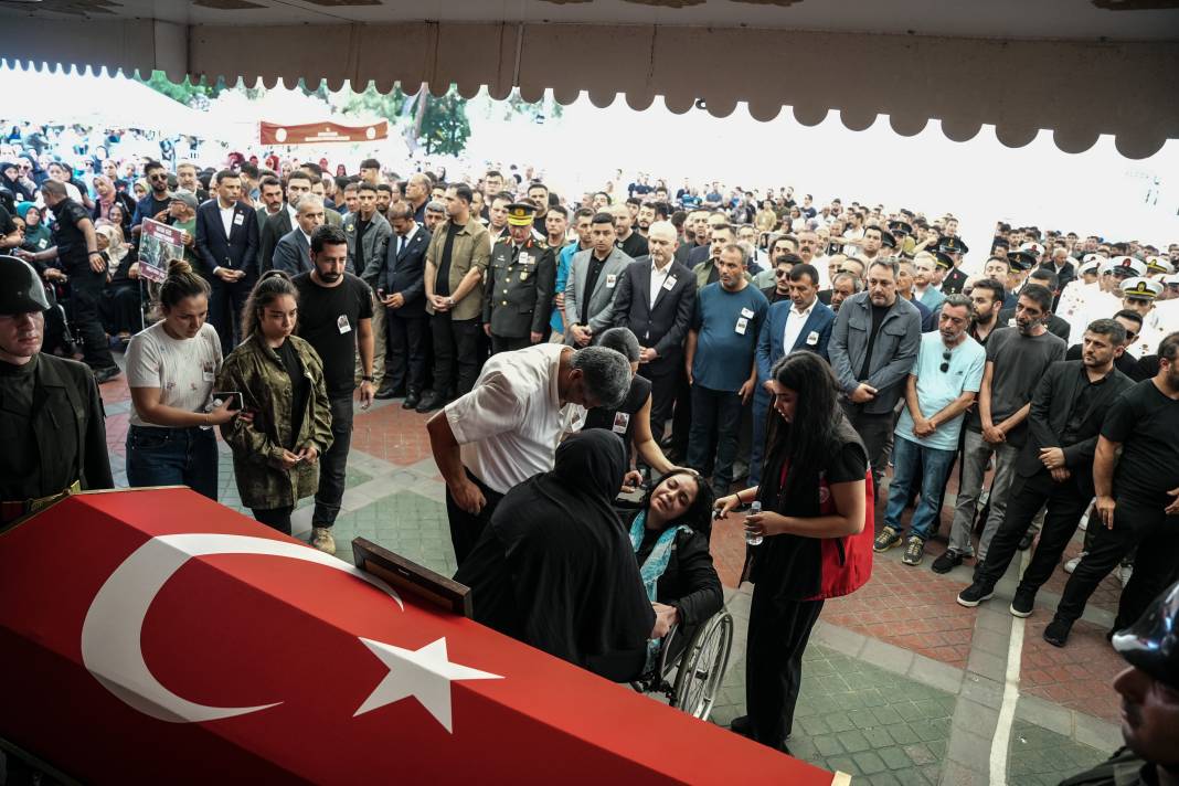 Türkiye şehitlerini son yolculuğuna uğurluyor! 9