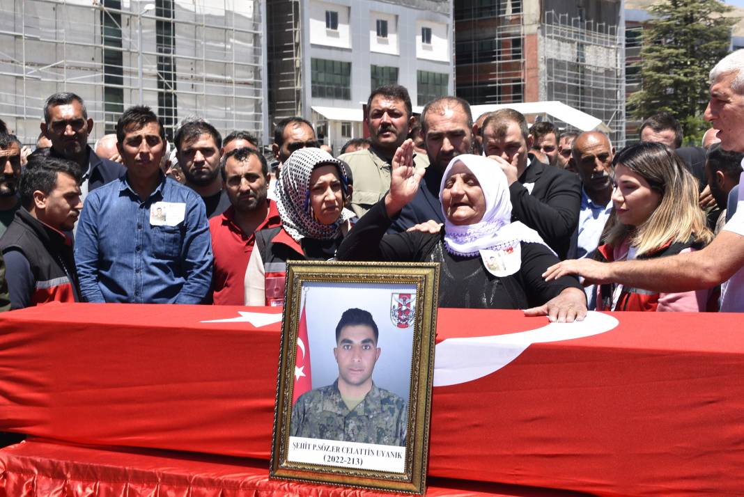 Türkiye şehitlerini son yolculuğuna uğurluyor! 8