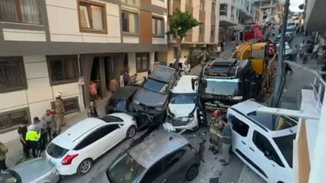 İstanbul'un göbeğinde vinç dehşet saçtı! Facia ucuz atlatıldı, 23 araç büyük hasar gördü 1
