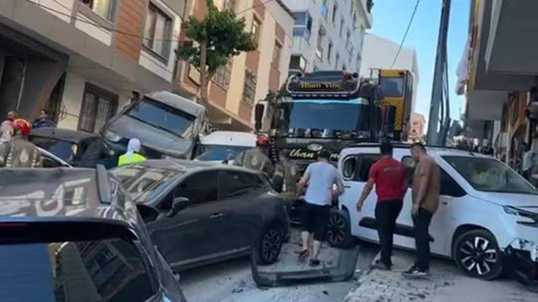 İstanbul'un göbeğinde vinç dehşet saçtı! Facia ucuz atlatıldı, 23 araç büyük hasar gördü 5