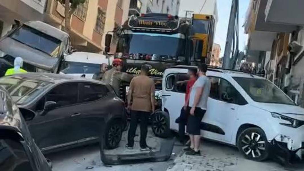 İstanbul'un göbeğinde vinç dehşet saçtı! Facia ucuz atlatıldı, 23 araç büyük hasar gördü 6
