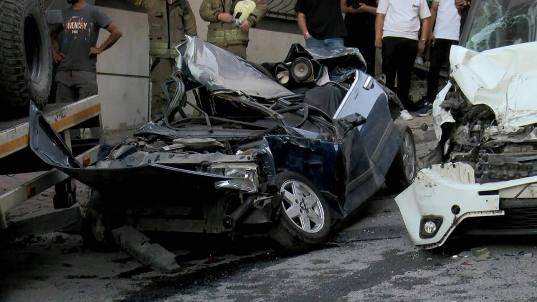 İstanbul'un göbeğinde vinç dehşet saçtı! Facia ucuz atlatıldı, 23 araç büyük hasar gördü 3