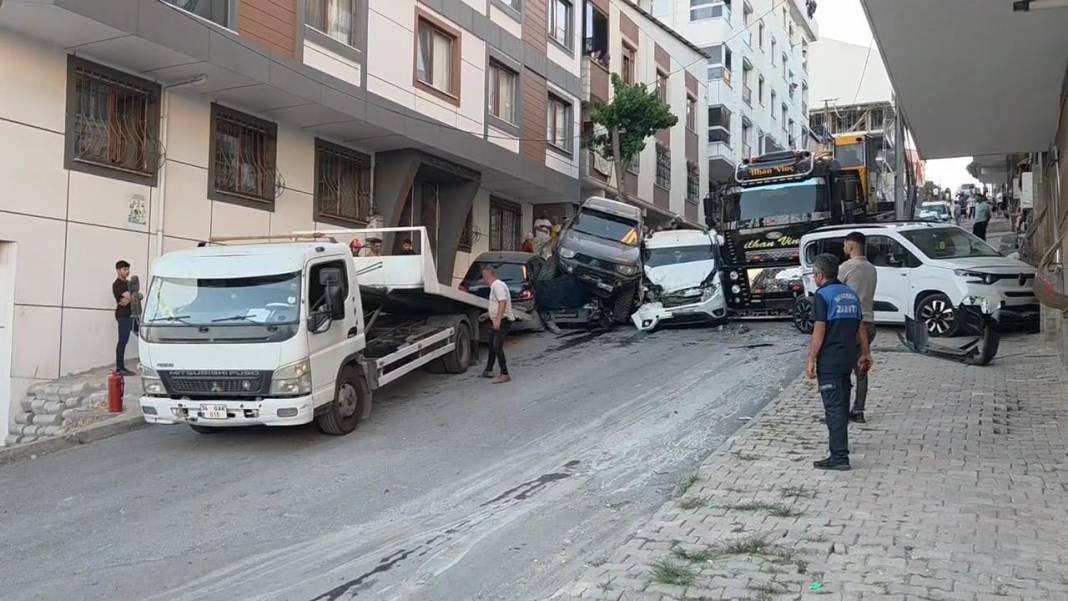 İstanbul'un göbeğinde vinç dehşet saçtı! Facia ucuz atlatıldı, 23 araç büyük hasar gördü 2