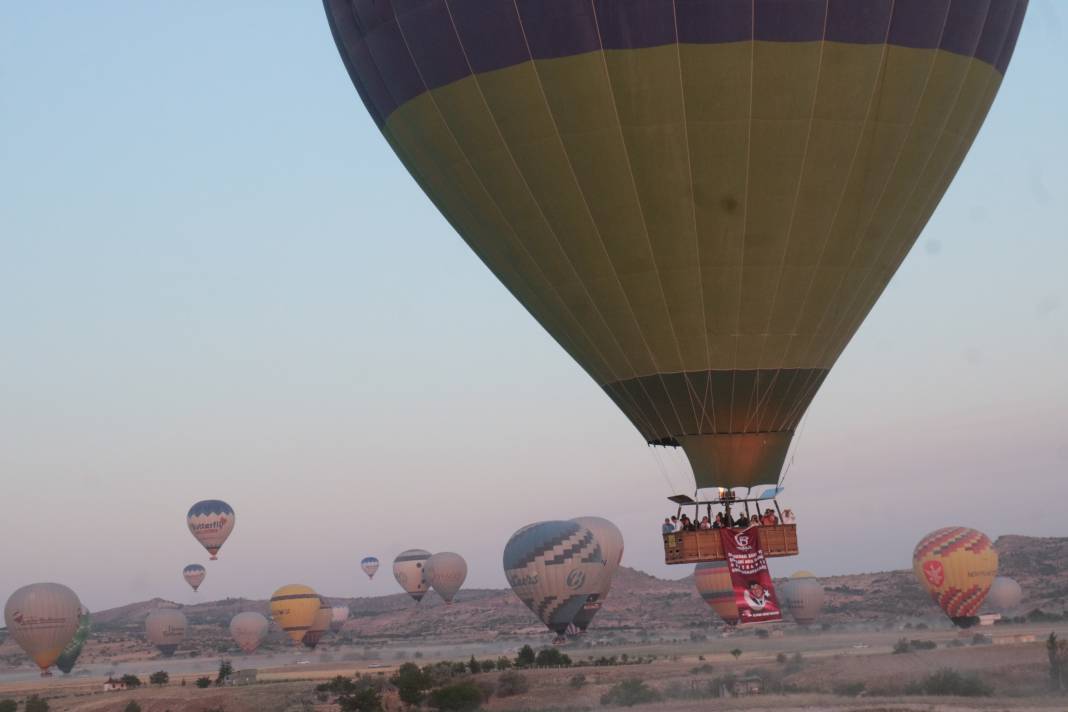 Kapadokya semalarında 15 Temmuz ruhu: Balonlar Ömer Halisdemir'in posterleriyle gökyüzüne yükseldi 3