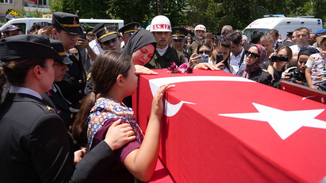 Türkiye şehitlerini son yolculuğuna uğurluyor! 1
