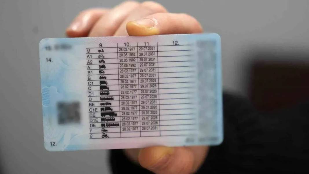 ESKİ TİP EHLİYETİ OLAN HERKESİ İLGİLENDİRİYOR: Son 10 gün kaldı. Ehliyet yenileme ücreti ne kadar? 3