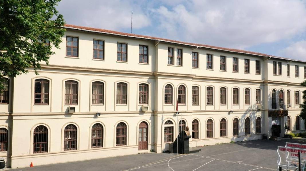 İSTANBUL'DA TERCİH YAPACAK ÖĞRENCİLER DİKKAT! İşte en iyi anadolu liseleri 5