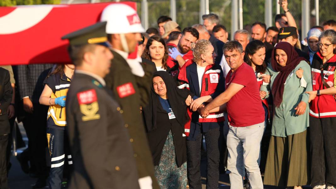 Türkiye şehitlerini son yolculuğuna uğurluyor! 3