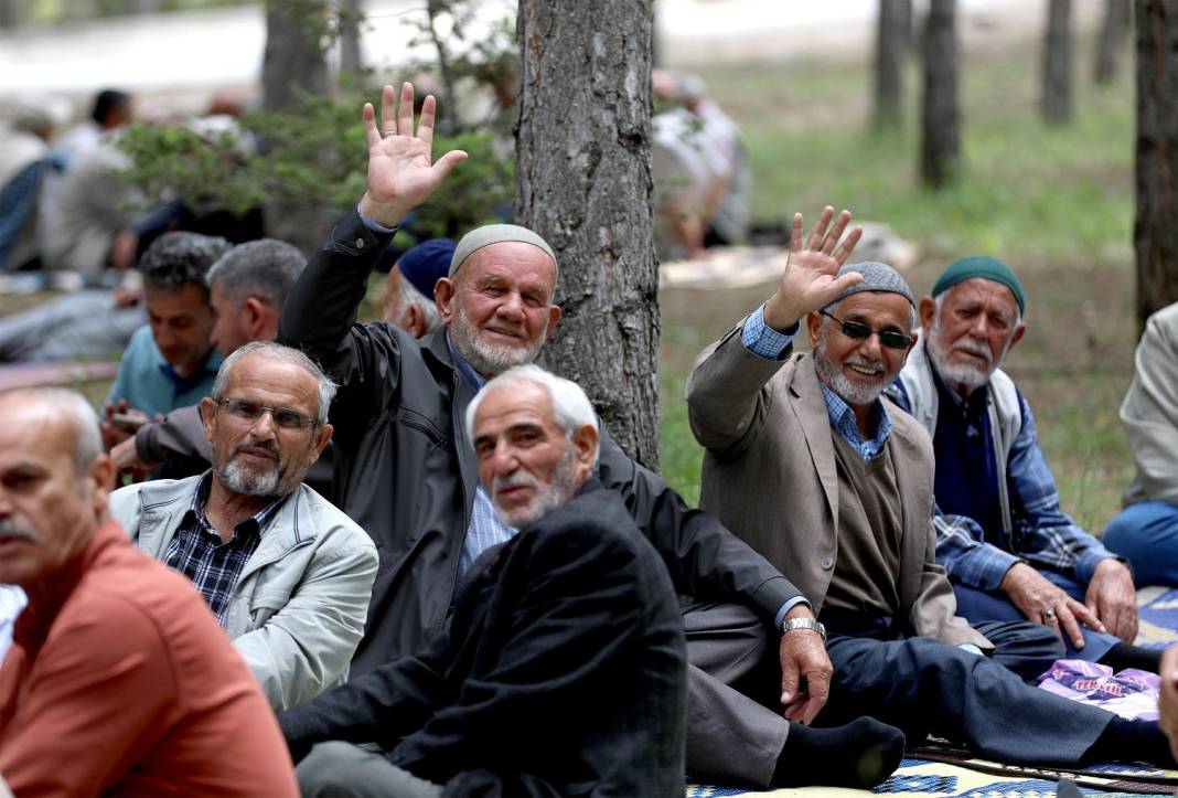EMEKLİLERE ZAM MÜJDESİ: Ödeme günleri netleşti! 2