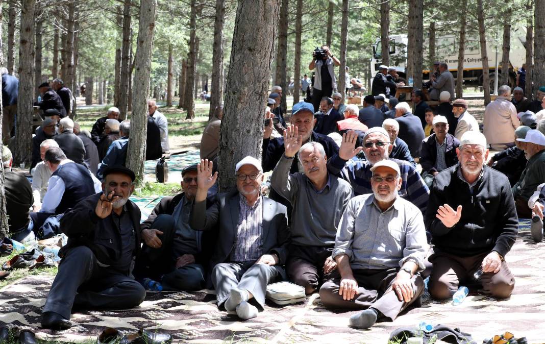 EMEKLİLERE ZAM MÜJDESİ: Ödeme günleri netleşti! 1
