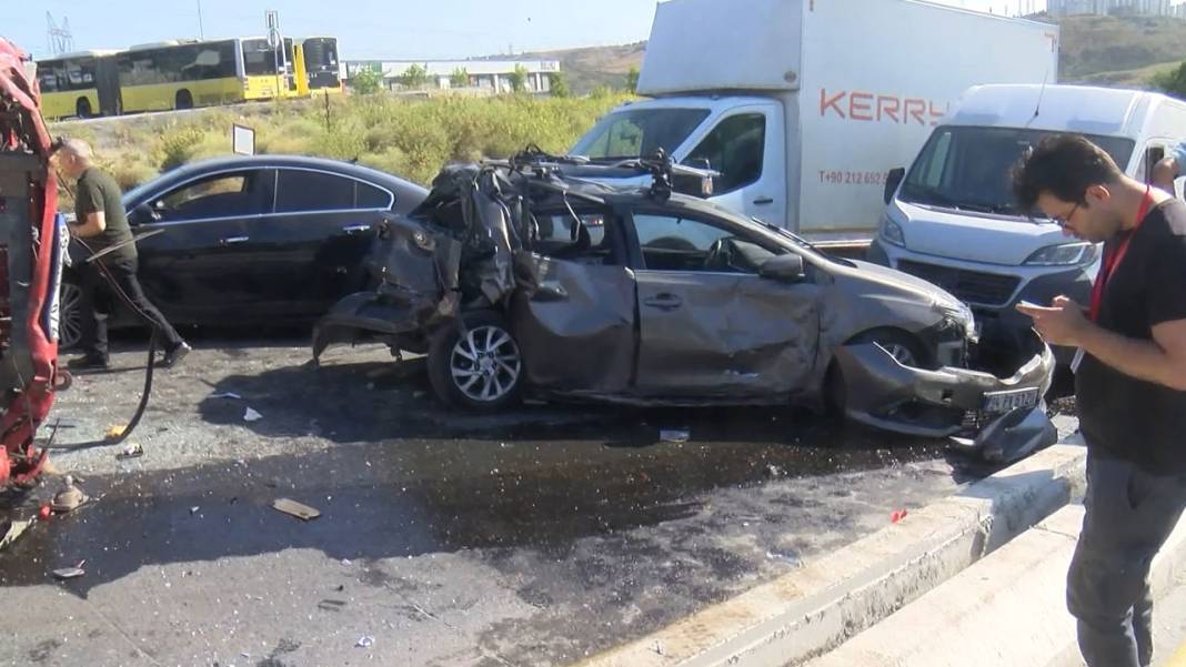 İstanbul'da zincirleme trafik kazası: Çok sayıda yaralı var! 1