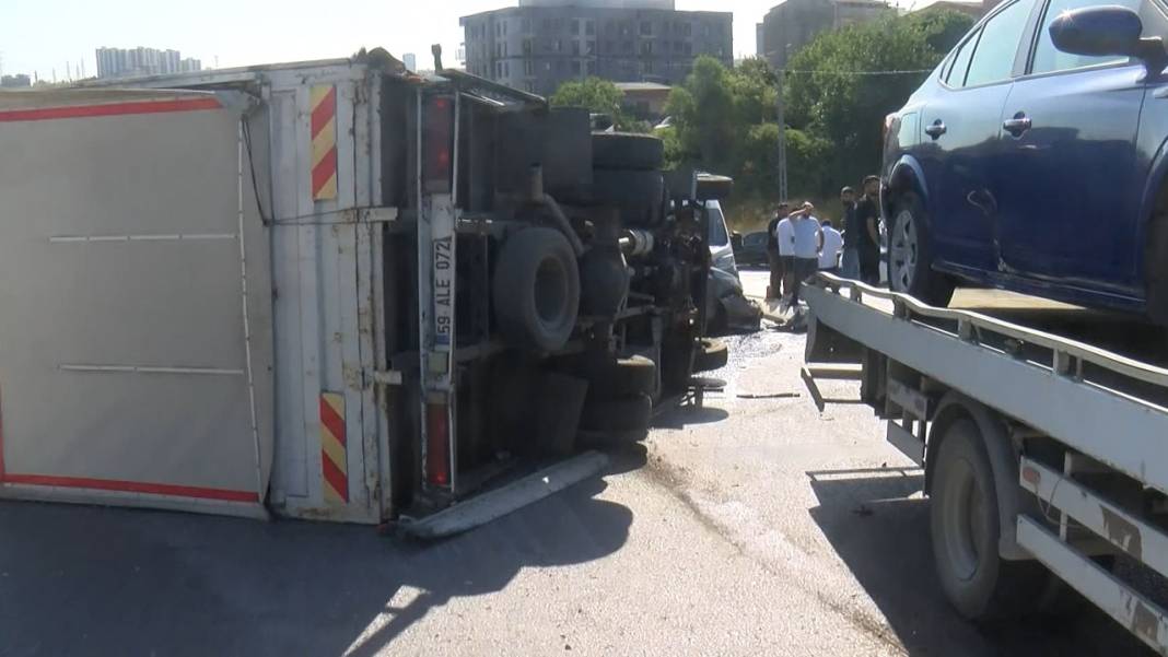 İstanbul'da zincirleme trafik kazası: Çok sayıda yaralı var! 2