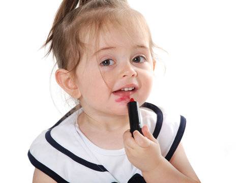 Minik dokunuş, büyük risk: Bebek ve küçük çocuklara makyaj yapmak ne kadar tehlikeli? Bilim açıkladı! 3