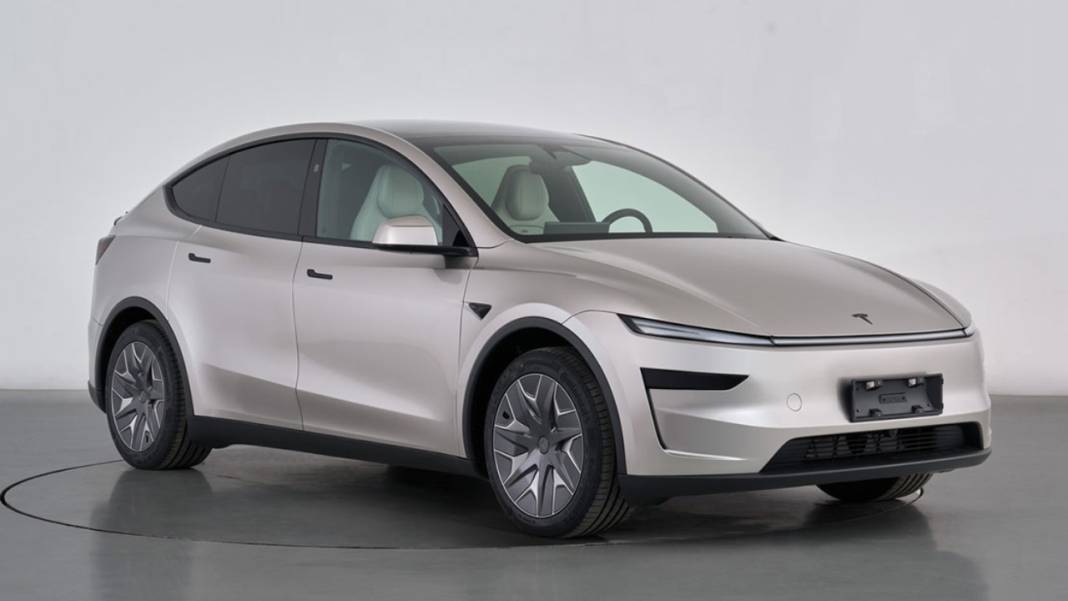 Tesla’dan şaşırtan yenilik: 6 koltuklu model Y L sahneye çıktı! 3