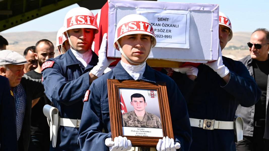 Türkiye şehitlerini son yolculuğuna uğurluyor! 4