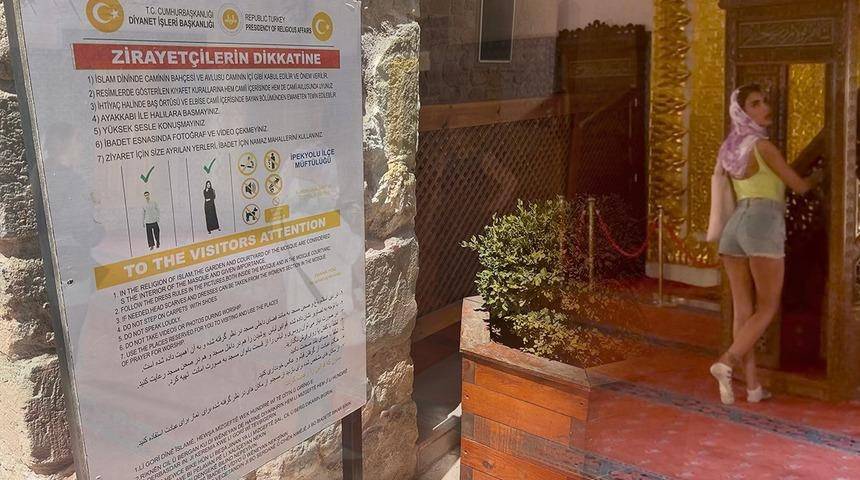 Tarihi camide tartışma yaratan görüntüler: Uyarılar da personel de yetersiz kaldı 1