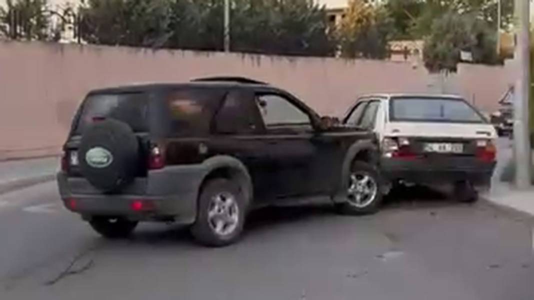 Kocasıyla kavga eden kadın çıldırdı! Cipiyle eşinin aracını böyle paramparça etti 3