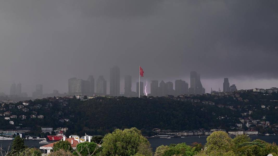 İSTANBUL'A SAAT BİLE VERİLDİ: AKOM'dan 75 kilometre hız uyarısı! 3