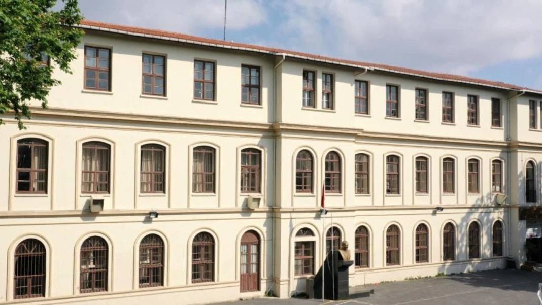İSTANBUL'UN EN İYİ LİSELERİ BELLİ OLDU: Kabataş Erkek, Galatasaray Lisesi. İstanbul Erkek Lisesi... 4