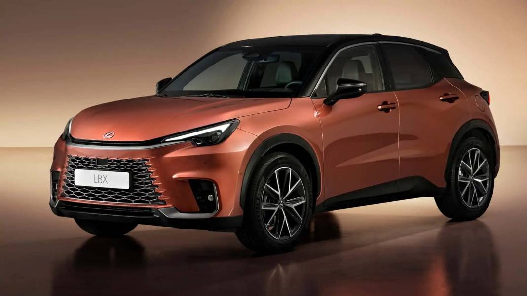 Araba alacaklar dikkat: Lexus Ağustos ayı fiyat listesi güncellendi. Lexus ES, RX, RZ, LBX, NX ve LS ne kadar? 8
