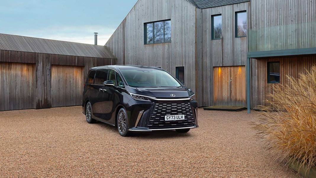 Araba alacaklar dikkat: Lexus Ağustos ayı fiyat listesi güncellendi. Lexus ES, RX, RZ, LBX, NX ve LS ne kadar? 6