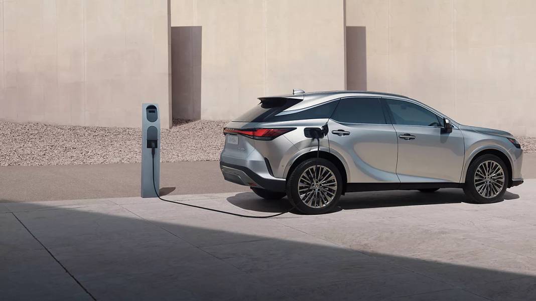 Araba alacaklar dikkat: Lexus Ağustos ayı fiyat listesi güncellendi. Lexus ES, RX, RZ, LBX, NX ve LS ne kadar? 3