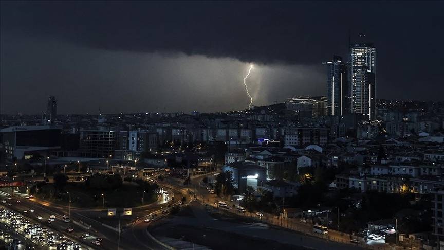 İSTANBUL'A SAAT BİLE VERİLDİ: AKOM'dan 75 kilometre hız uyarısı! 1