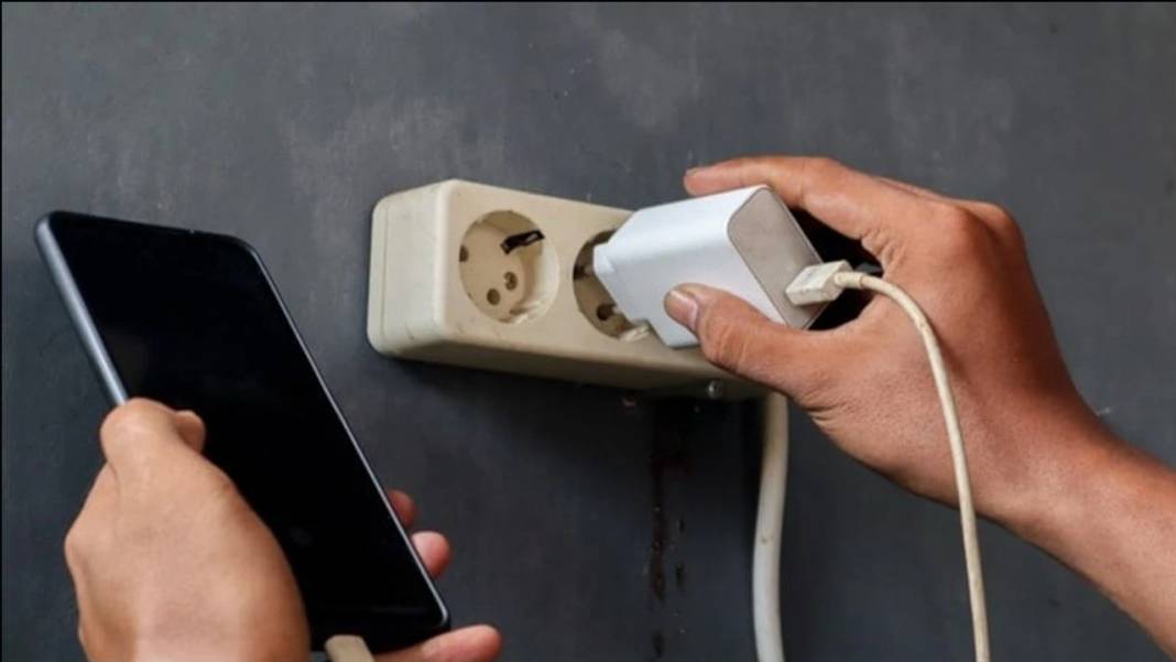 Telefonunu sabaha kadar şarjda bırakanlar dikkat! Bakın nelere sebep oluyormuş! 4