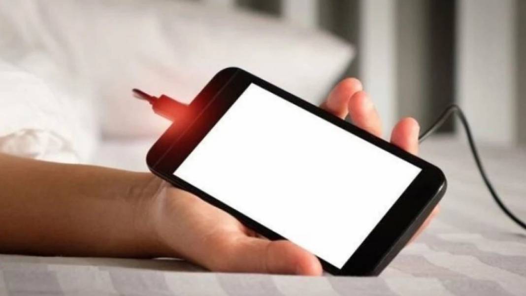Telefonunu sabaha kadar şarjda bırakanlar dikkat! Bakın nelere sebep oluyormuş! 3