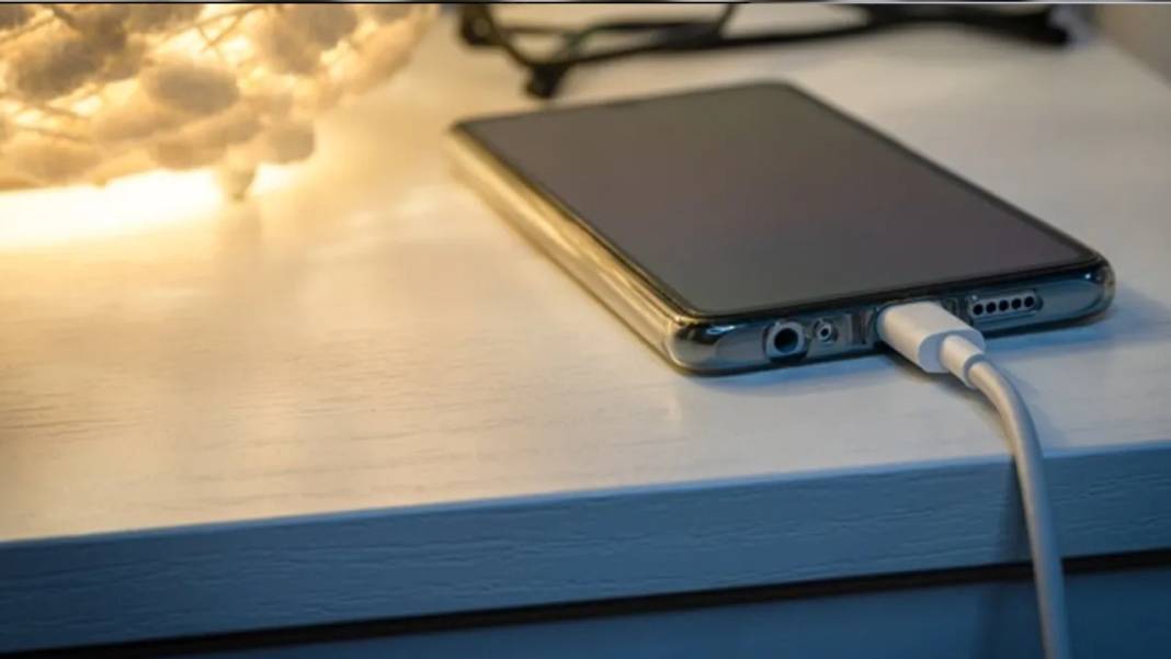 Telefonunu sabaha kadar şarjda bırakanlar dikkat! Bakın nelere sebep oluyormuş! 2