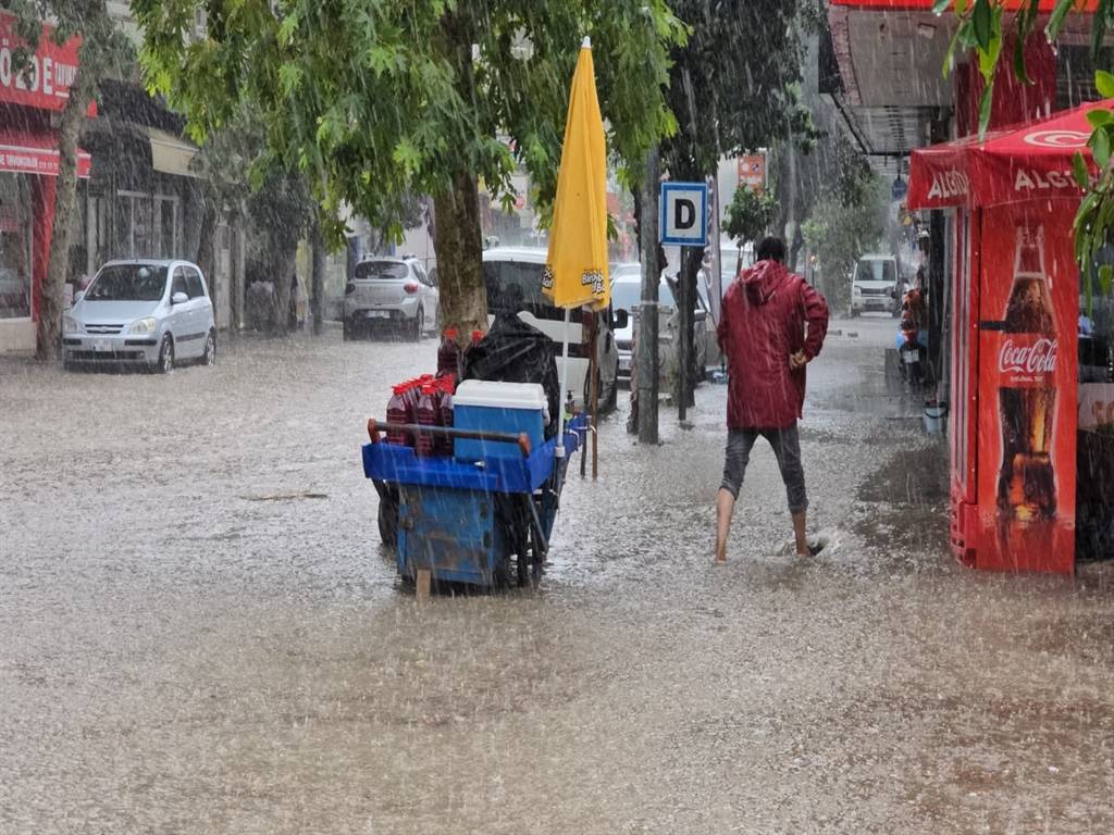 Adana ve Osmaniye'de şiddetli rüzgar ve sağanak: Vatandaşlar zor anlar yaşadı 2