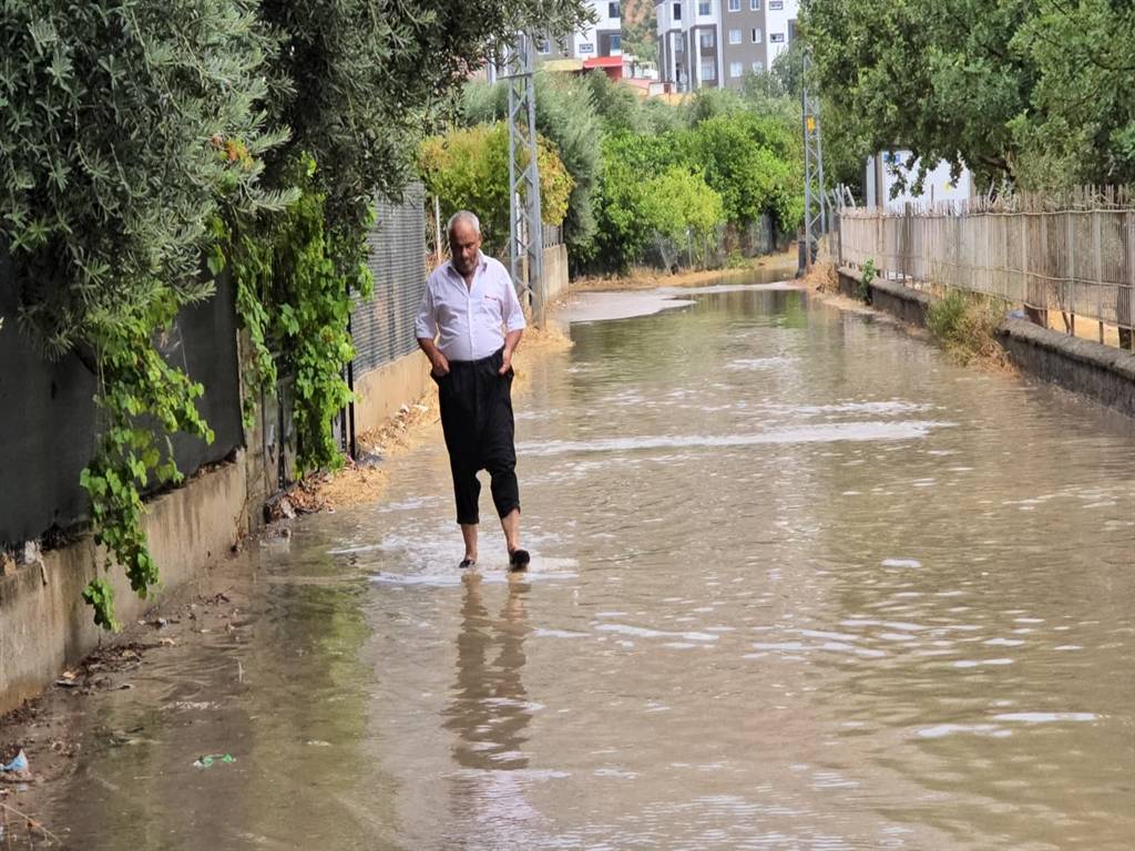 Adana ve Osmaniye'de şiddetli rüzgar ve sağanak: Vatandaşlar zor anlar yaşadı 1