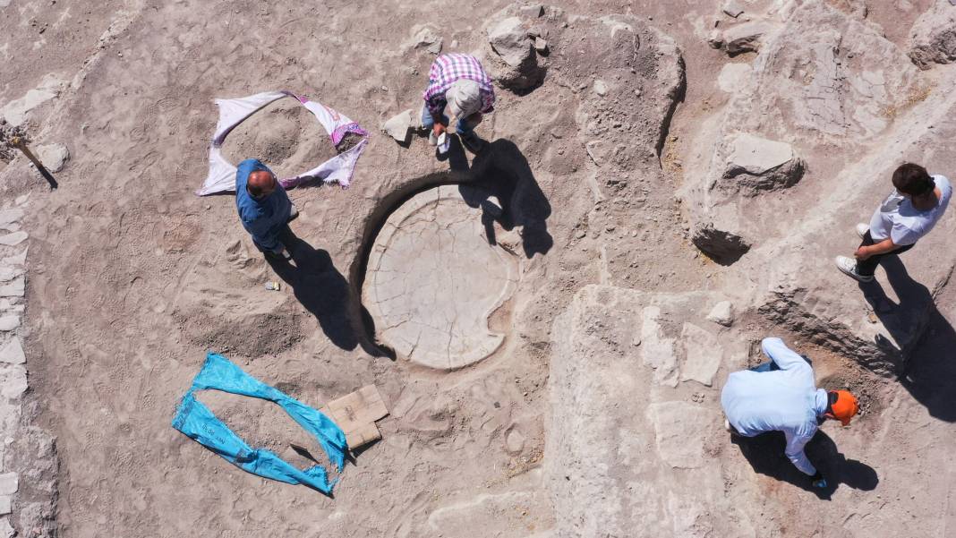 Elazığ'da dini ritüellerde kullanılan 6 bin yıllık "boğa başlı sunak" bulundu 1