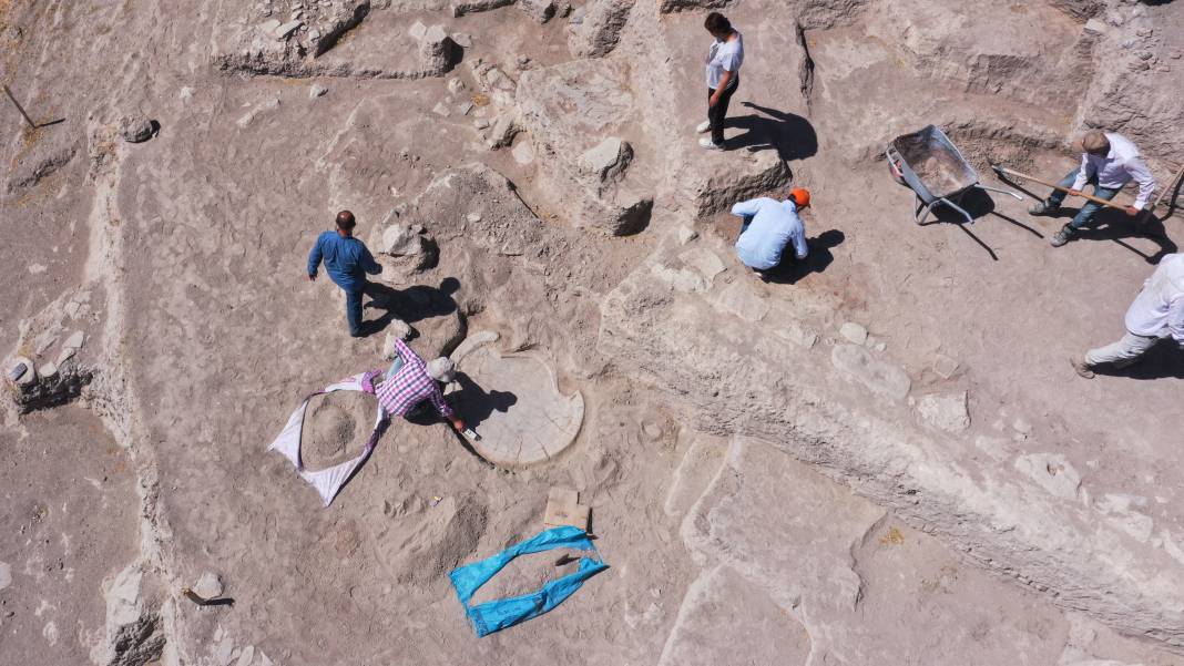 Elazığ'da dini ritüellerde kullanılan 6 bin yıllık "boğa başlı sunak" bulundu 6