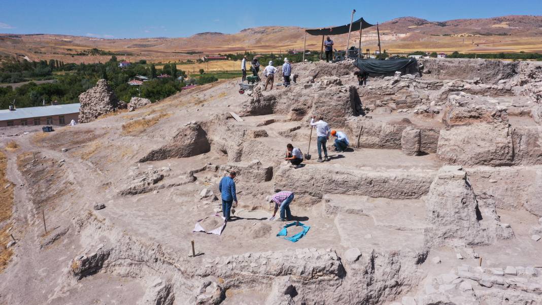 Elazığ'da dini ritüellerde kullanılan 6 bin yıllık "boğa başlı sunak" bulundu 4