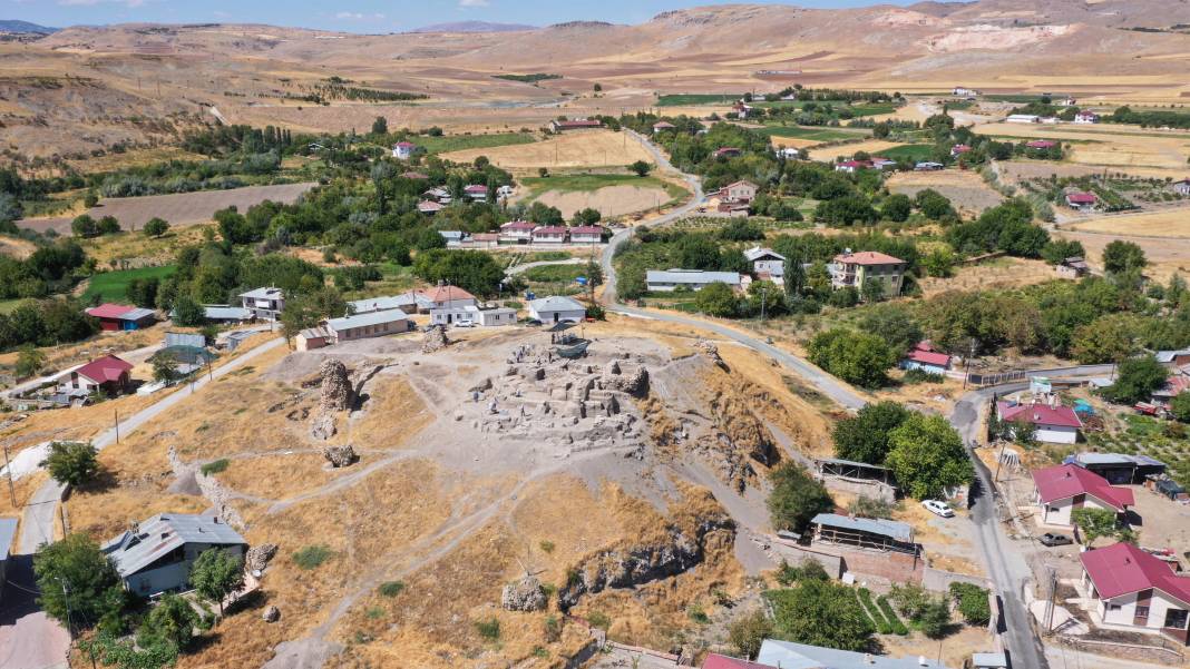 Elazığ'da dini ritüellerde kullanılan 6 bin yıllık "boğa başlı sunak" bulundu 3