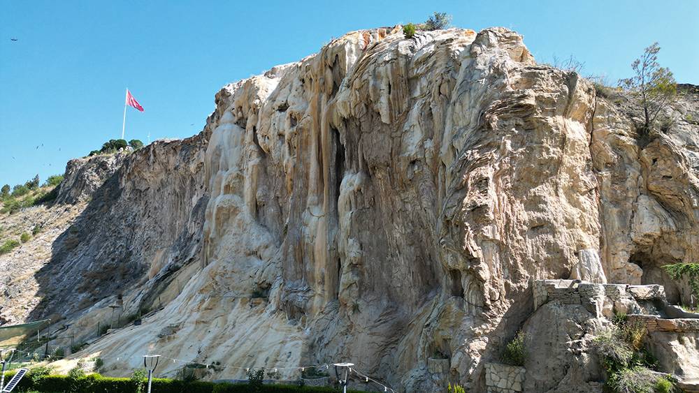 Deprem sonrası açığa çıktı! Tam 86 yıllık! Şimdi herkes akın akın oraya geliyor 1