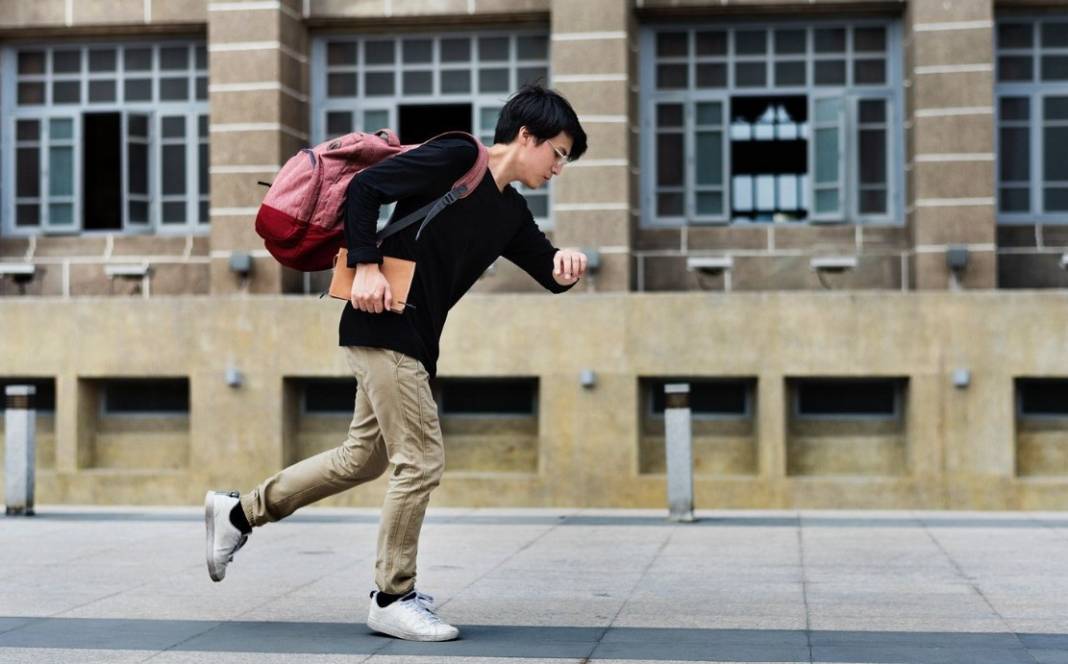 Sürekli meşgul ve aceleci biriyseniz dikkat: Bu 5 alışkanlık sessizce sizi tüketiyor, hemen bırakın! 3