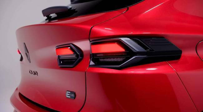 Renault Clio yenilendi: Daha büyük, daha güçlü ve hibrit motor seçeneğiyle geliyor! 9