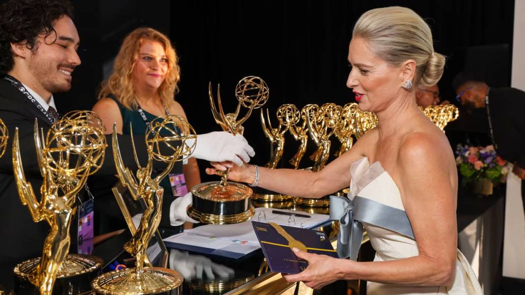 77. Emmy Ödülleri sahiplerini buldu: Ünlü oyuncudan Filistin mesajı! 5