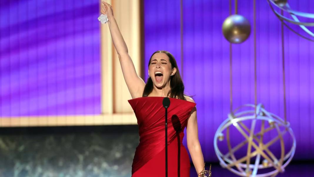 77. Emmy Ödülleri sahiplerini buldu: Ünlü oyuncudan Filistin mesajı! 6