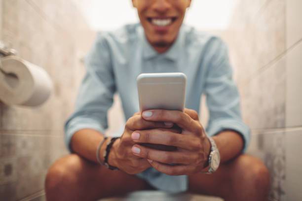 Uzmanlar uyarıyor: Tuvalete telefonla girmeyin! Sandığınız daha ciddi sağlık sorunlarına neden olabilir 5