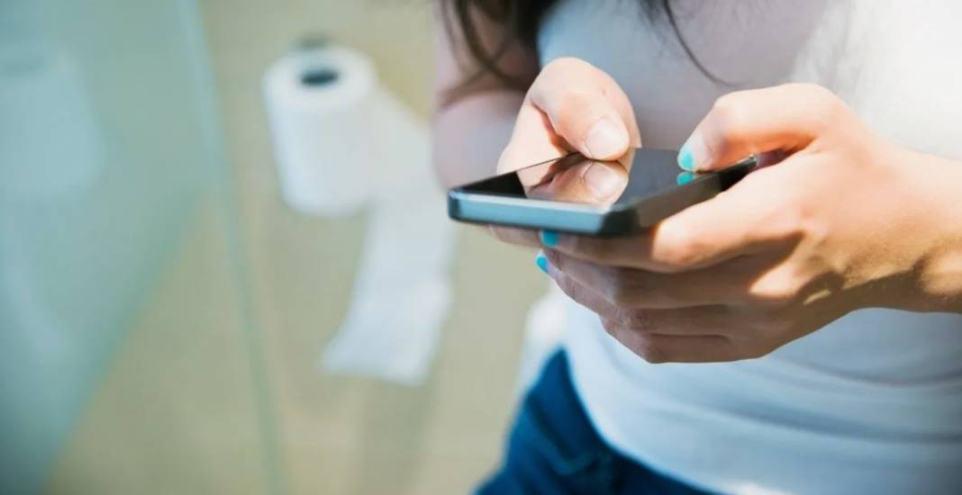 Telefonla tuvalete girmek sadece hemoroide neden olmuyor: 6 sağlık sorununu daha beraberinde getiriyor! 1
