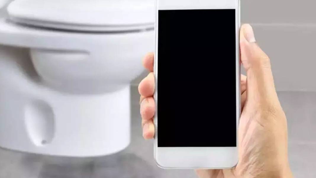 Uzmanlar uyarıyor: Tuvalete telefonla girmeyin! Sandığınız daha ciddi sağlık sorunlarına neden olabilir 3