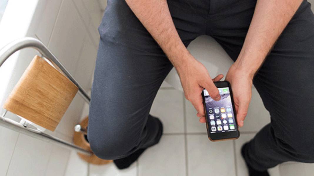 Telefonla tuvalete girmek sadece hemoroide neden olmuyor: 6 sağlık sorununu daha beraberinde getiriyor! 2