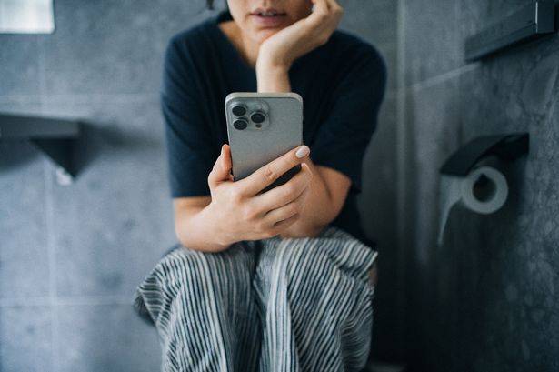 Uzmanlar uyarıyor: Tuvalete telefonla girmeyin! Sandığınız daha ciddi sağlık sorunlarına neden olabilir 4